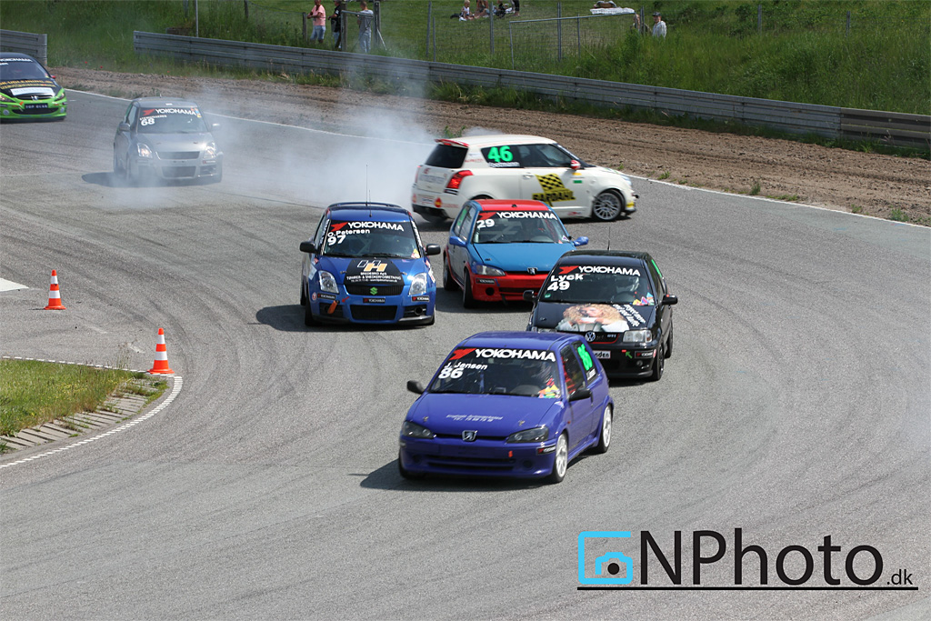 Niklas Voetmann #46 døjede med ABS problemer i heat 2. Derfor den lidt alternative retning på dette billede, bag #86 Jens Jensen, #49 Søren Lyck, #97 Ole Petersen, #29 Jimmy Bob Søgaard Jensen og #68 Rudi Larsen.
(Foto: CN Photo)